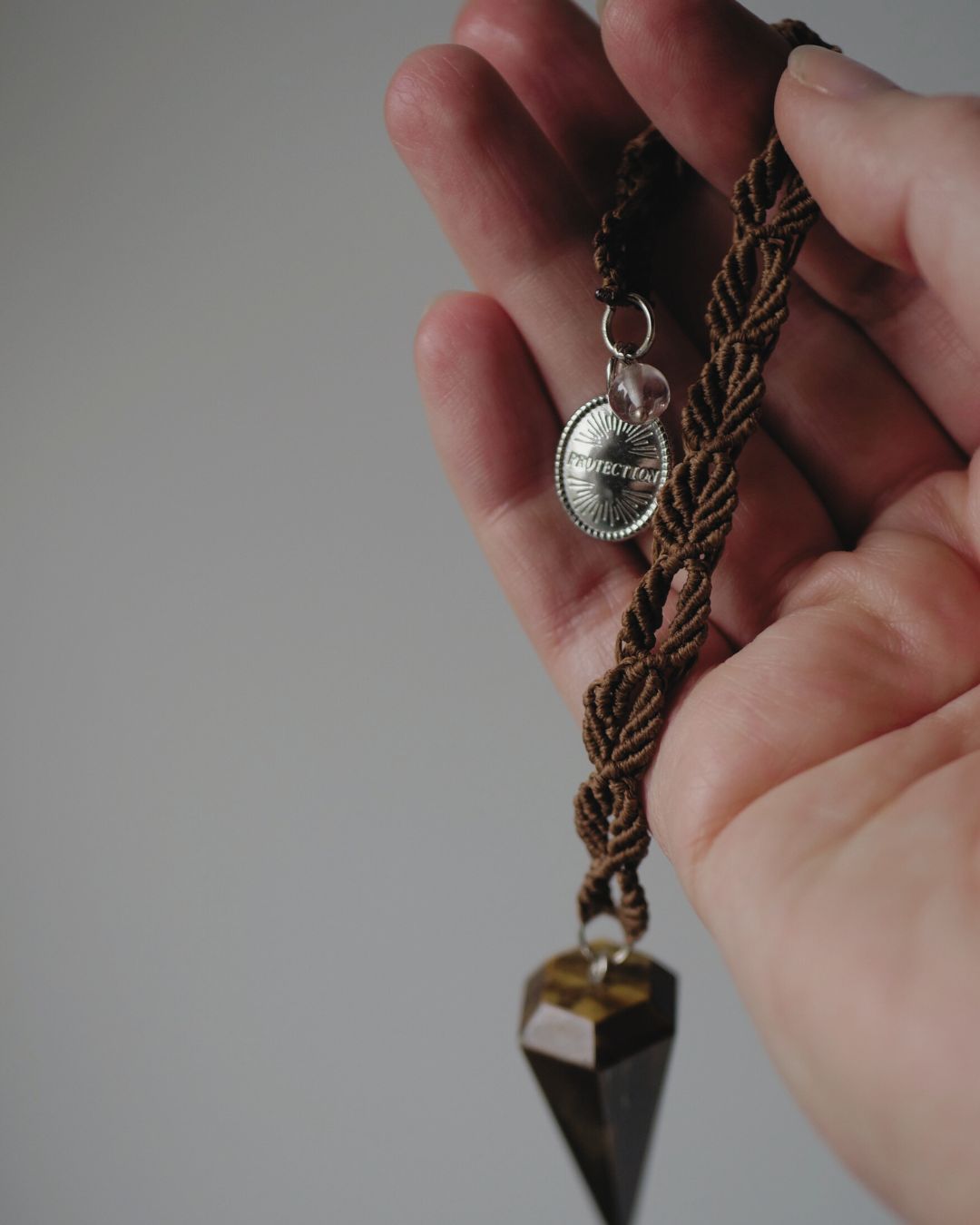 Pendule en pierre naturelle – Guidance & Protection 𓁺