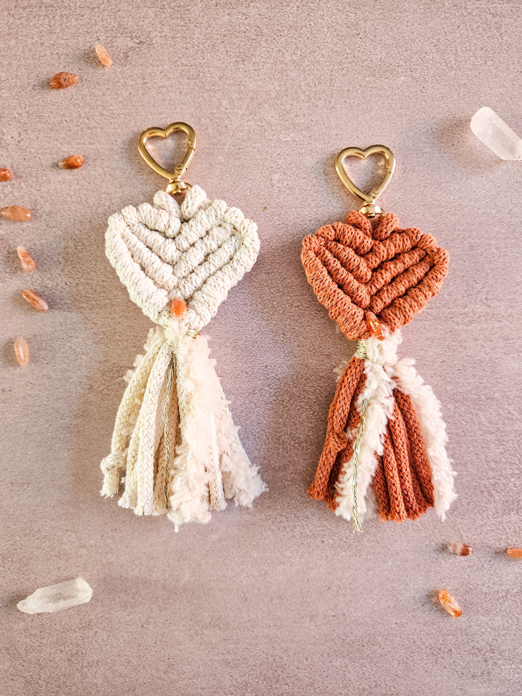 Porte-clé Cœur " Sophie " en macramé & Pierre de Soleil -