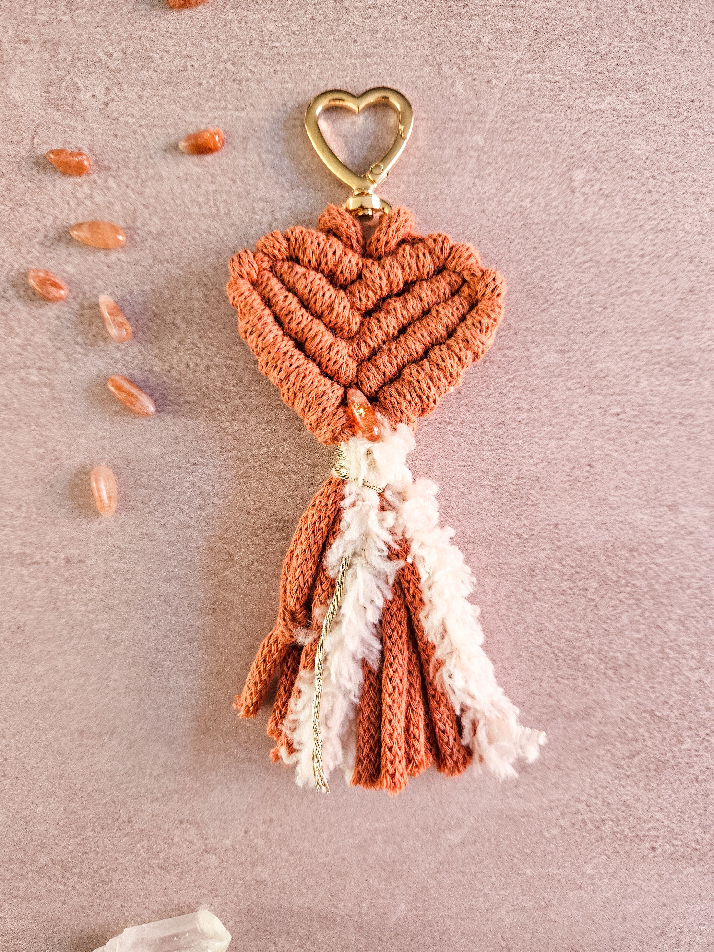 Porte-clé Cœur " Sophie " en macramé & Pierre de Soleil -