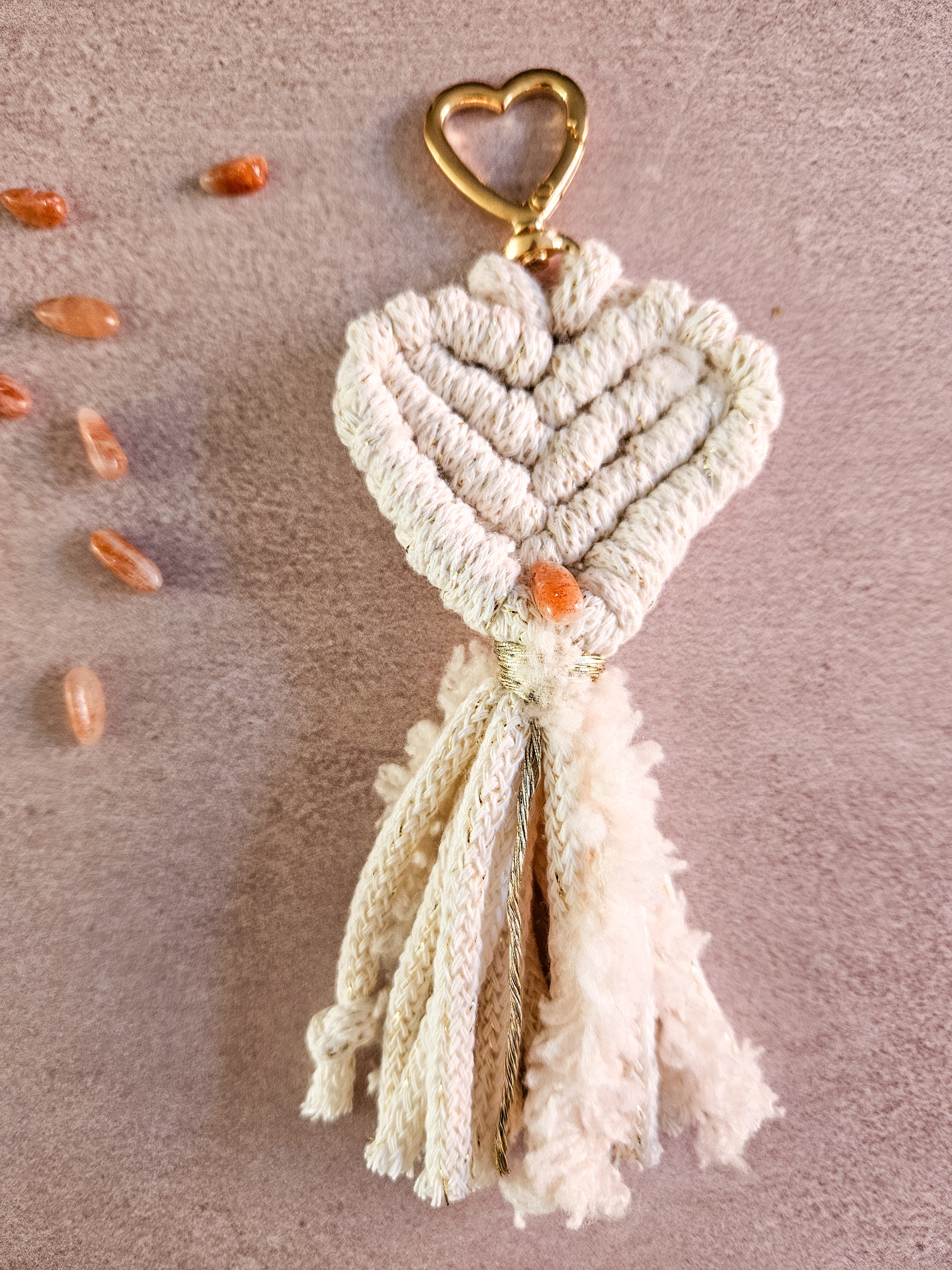 Porte-clé Cœur " Sophie " en macramé & Pierre de Soleil -